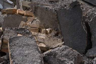 Evin yıkımından dolayı bir sürü kırık beton blok var. Yüksek kalite fotoğraf