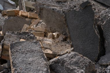 Evin yıkımından dolayı bir sürü kırık beton blok var. Yüksek kalite fotoğraf