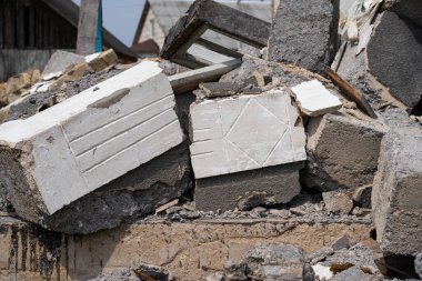 Evin yıkımından dolayı bir sürü kırık beton blok var. Yüksek kalite fotoğraf