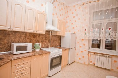 Turuncu ve beyaz yeni mutfak. Yüksek kalite fotoğraf