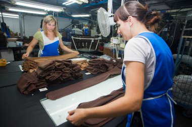 GRODNO, BELARUS - 14 ARALIK 2014. Kadınlar iplik üretimi için dokuma makinelerinde çalışıyorlar.