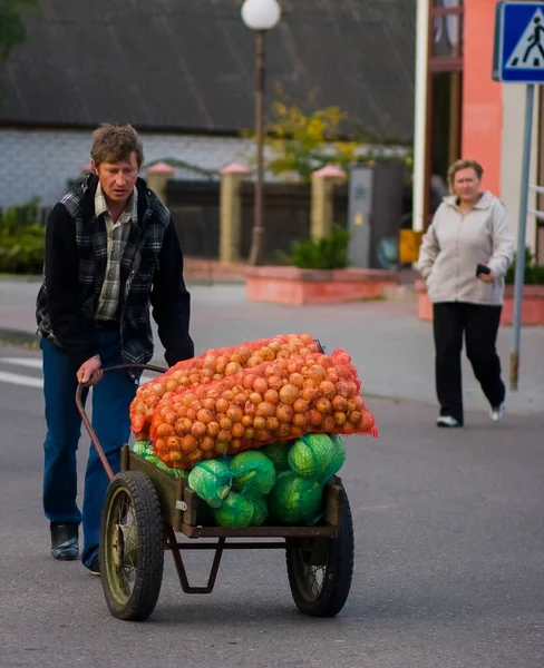 Grodno Belarus Outubro 2012 Homem Compra Cebolas Repolho Feira Foto — Fotografia de Stock