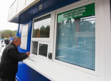 PRIVALKA, BELARUS - 15 Ekim 2013 Belarus-Litvanya sınırındaki Privalka kontrol noktası.