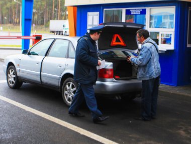 PRIVALKA, BELARUS - 15 Ekim 2013 Belarus-Litvanya sınırındaki Privalka kontrol noktası.