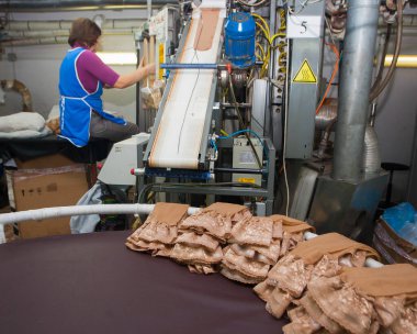 GRODNO, BELARUS - 14 ARALIK 2014. Kadın iplik üretimi için dokuma makinelerinde çalışıyor. Yüksek kalite fotoğraf