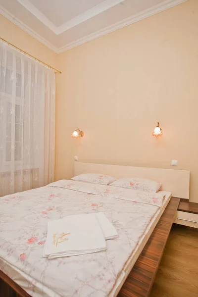 Geräumiges Schlafzimmer in einer Wohnung in einem hellen Beigetönen — Stockfoto