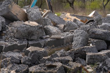 Evin yıkımından dolayı bir sürü kırık beton blok var.