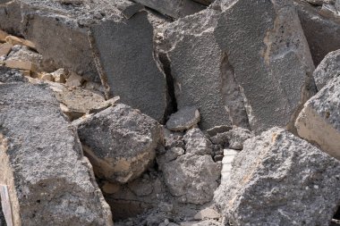 Evin yıkımından dolayı bir sürü kırık beton blok var.
