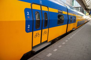 Yüksek hızlı tren istasyonda. Yüksek kalite fotoğraf