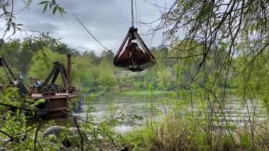 Suda yüzen dericinin iş yerinde görüntüsü. Yüksek kalite 4k görüntü