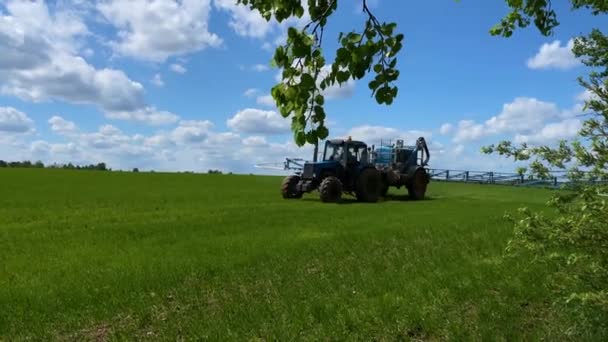 Tractor Sprays Fertilizer Field High Quality Footage — Stock Video