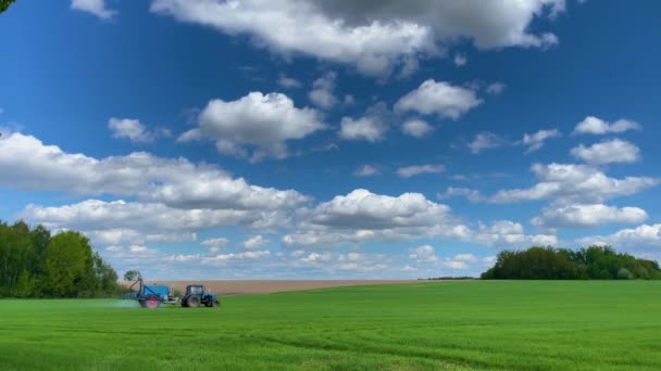 Трактор Распыляет Удобрения Поле Высококачественные Кадры — стоковое видео