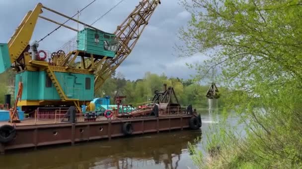 在工程中的浮式挖泥船 — 图库视频影像