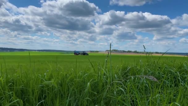 Tractor sprays fertilizer on the field — Stock Video