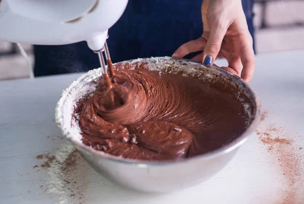 Mescolare la crema all'uovo con il miscelatore del motore, torta di cottura — Foto Stock