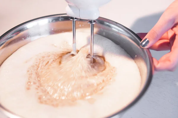 Mescolare la crema all'uovo con il miscelatore del motore — Foto Stock