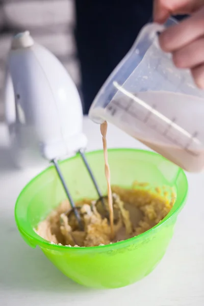 Mezcla de crema de huevo en un tazón con mezclador — Foto de Stock