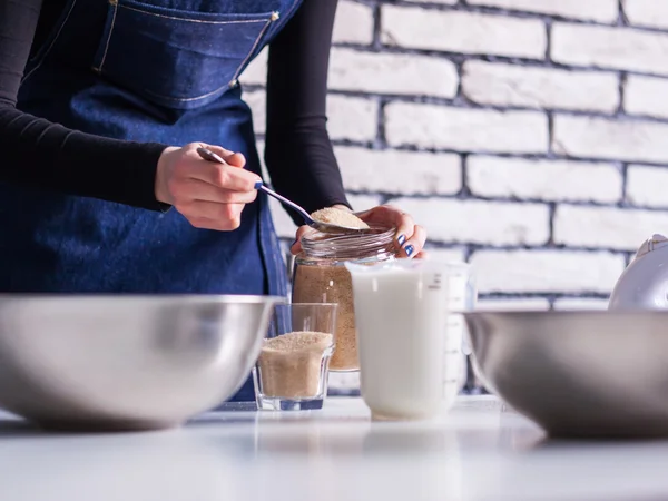 Zutaten und Werkzeuge für einen Kuchen Stockfoto