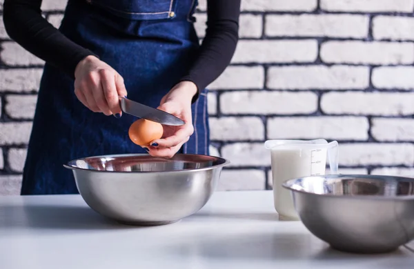 Ingrédients et outils pour faire un gâteau Photo De Stock