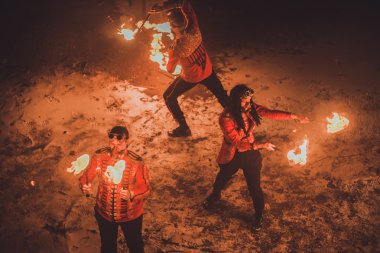 Güzellik ateş gösterisi karanlıkta