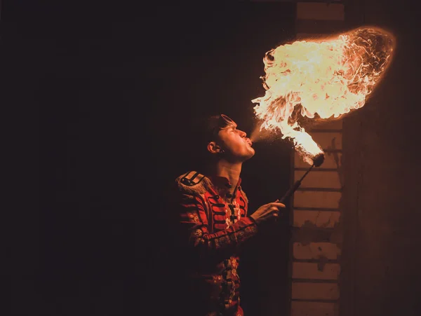 Fire show artist breathe fire in the dark — Stock Photo, Image