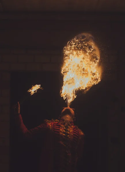 Fire show artist breathe fire in the dark — Stock Photo, Image