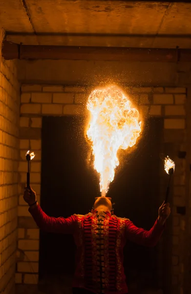 Вогонь шоу художник дихає вогнем у темряві — стокове фото