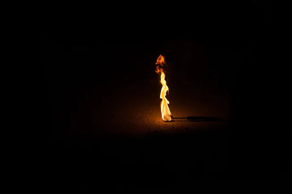 Torche brûlante dans la nuit au fond noir — Photo