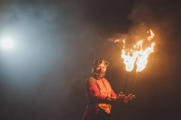 Красота огненного шоу в темноте — стоковое фото
