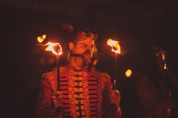 Schönheitsfeuershow im Dunkeln — Stockfoto