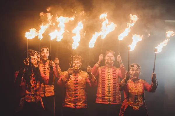 Belleza espectáculo de fuego en la oscuridad — Foto de Stock