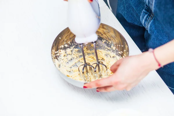 Mezclador de masa batida en la cocina — Foto de Stock