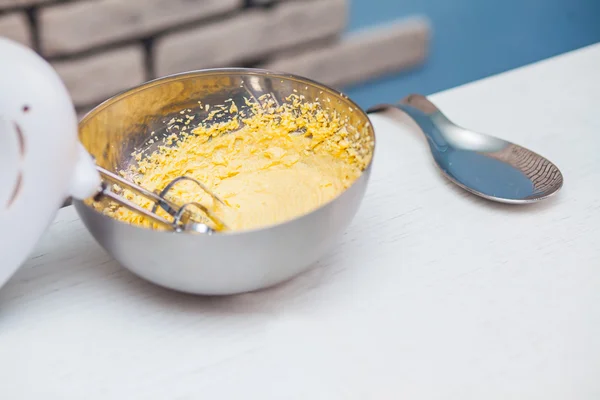 Mezclador de masa batida en la cocina — Foto de Stock