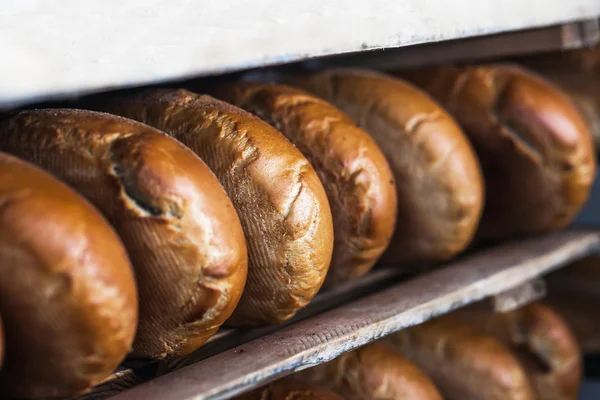Um pão na prateleira para a fábrica de pão — Fotografia de Stock