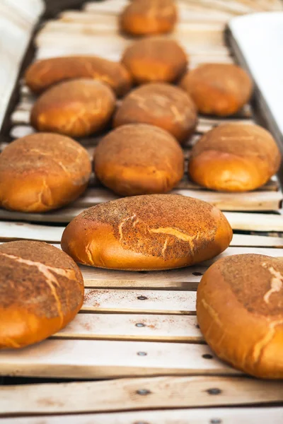 Brot am Fließband in der Bäckerei — Stockfoto