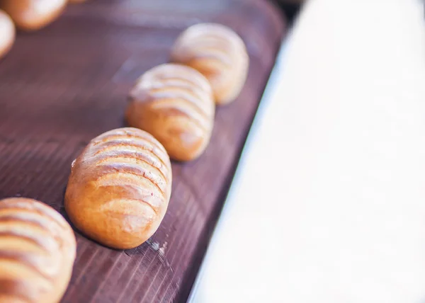 焼いたパンは、パン屋で生産ライン — ストック写真