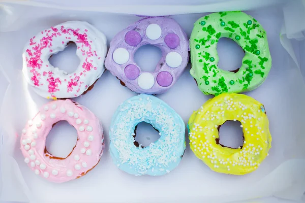 Doces e rosquinhas coloridas . — Fotografia de Stock