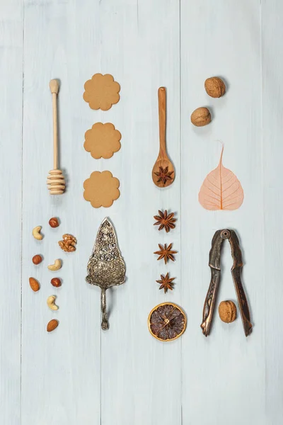 Cocina de madera y vintage Cubertería, nueces, galletas y especias dispuestas en la mesa de la cocina.Piso sobre tablas de luz, verticalmente con espacio — Foto de Stock