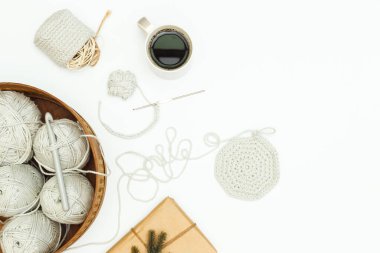 Tecrit ve karantina, hediyeleri reddetmek için bir sebep değildir. Kendine yaratıcı bir hediye yap. Pamuk grisi iplikli sepet, örgü ürünü ve hediye kutusu ürünü. El yapımı, 2020 Trendleri