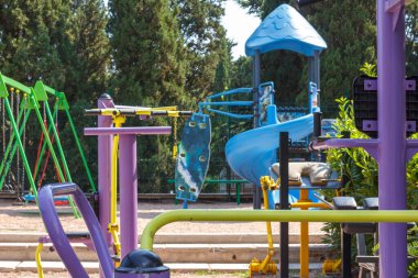 Açık havada boş çocuk parkı var. Çocuksuz kompleks oyna. Salgın sırasında kısıtlamalar