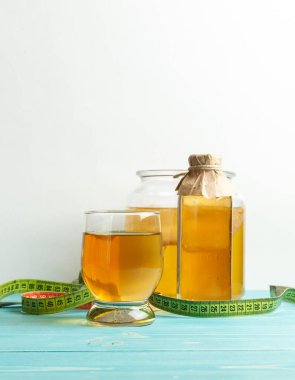 Kombu çayı, hafif karbonatlı fermente edilmiş bir içecek, metabolizmayı hızlandırır, toksinleri ve artıkları temizler ve ağırlığın azalmasına yardımcı olur..