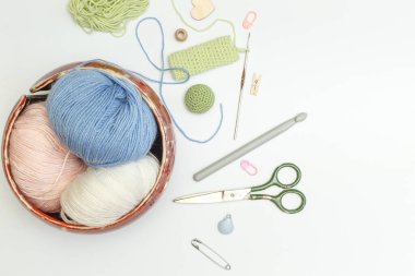 Yumuşak renklerde iplikler, örgü örmek, hediyeler yapmak için. Hobiler ve manüel yaratıcılık ürünleri. Boşluğun yerleşimi