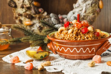 Fındık, kiraz, bal ve chia tohumları eklenerek hazırlanmış noel lapası. Yağsız, vejetaryen yemeği. Hıristiyan kültüründe Noel sofrası için şenlikli ziyafetler