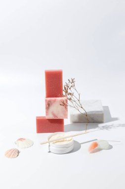 Doğal sabun ve spa tedavileri için fırçalama ile kompozisyon. Dikey, sert ışık