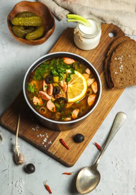 Solyanka, farklı türde et ve sosis çorbası, turşu ve zeytin eklenmiş. Ulusal Rus mutfağı. Zengin et çorbası