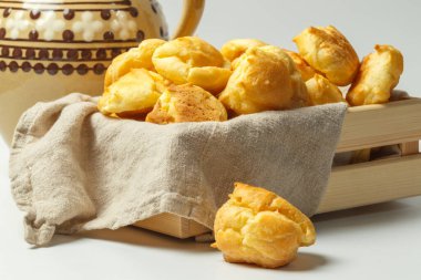 Keten peçetede muhallebi çörekleri, ahşap bir kutunun içinde. Yakın çekim, seçici odaklanma