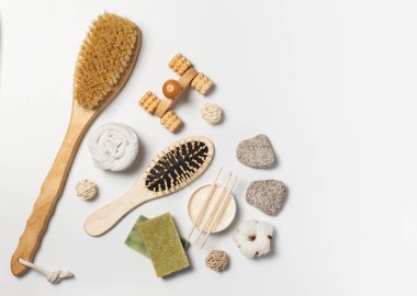 Kuru masaj fırçası, ahşap masaj aleti, tarak, doğal sünger taşı ve cilt bakımı için bitkisel özü olan sabun. Boşluğu olan beyaz arkaplan seti