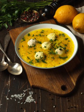 Köfteli, limonlu, pirinçli ve yumurtalı tavuk çorbası. Tahtaya yakın çekim, maydanoz ve biberli.