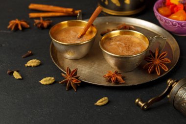 Masala çayı, Hindistan 'da ve yakınlardaki ülkelerde geleneksel olarak demlenen bir içkidir. Süt ve aromalarını ortaya çıkaran sıcak baharatlar eklenmiş çay. Geleneksel olarak küçük bardaklarda ya da raflarda servis edilir. Isınma, canlandırıcı ve bağışıklık sistemi.