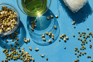 Mash, mung fasülyesi, kolayca sindirilebilir protein kaynağı olan bitki, phytoestrogenler. Fasulyeler bütün olarak yenir ya da nişasta hangi eriştenin yapıldığına göre çıkarılır. Çorba, püre, salata yapımında kullanılır.